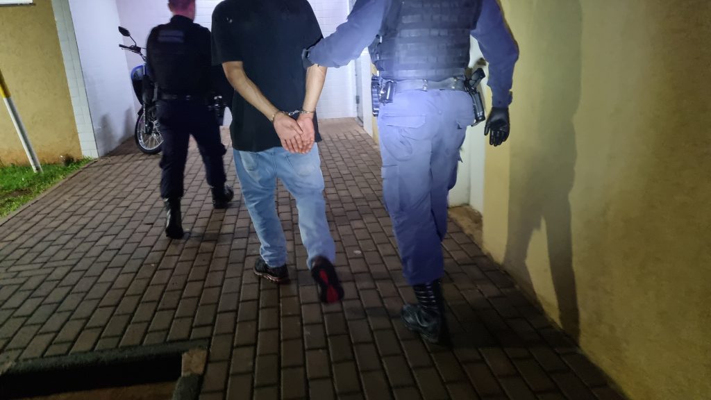 Homem com tornozeleira é preso após descumprir medida protetiva no Bairro Floresta