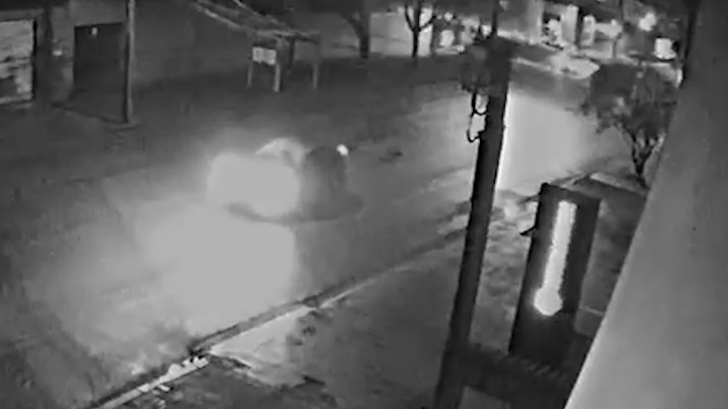 Imagem flagra forte batida na Rua Cuiabá em Cascavel