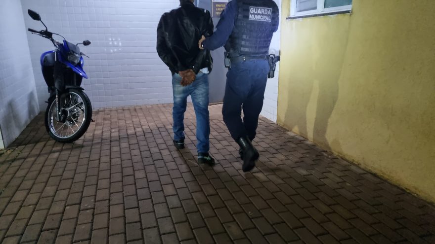 Motorista é preso após bater carro contra viatura da Guarda Municipal