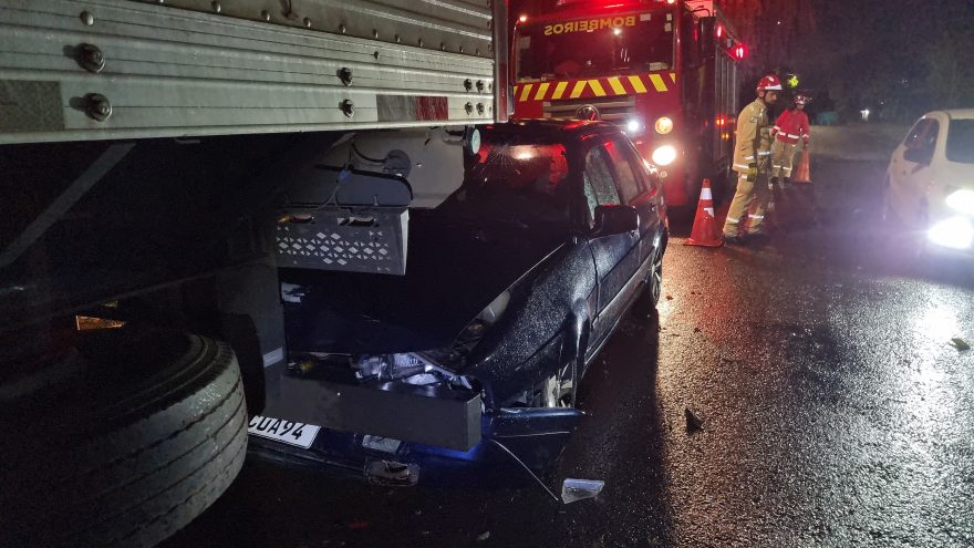 Condutor abandona passageiro após bater contra caminhão estacionado no Floresta