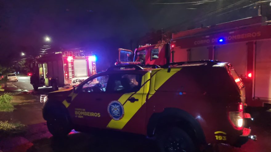 Máquinas de lavar roupa pegam fogo em residência no Santa Cruz e Corpo de Bombeiros é acionado