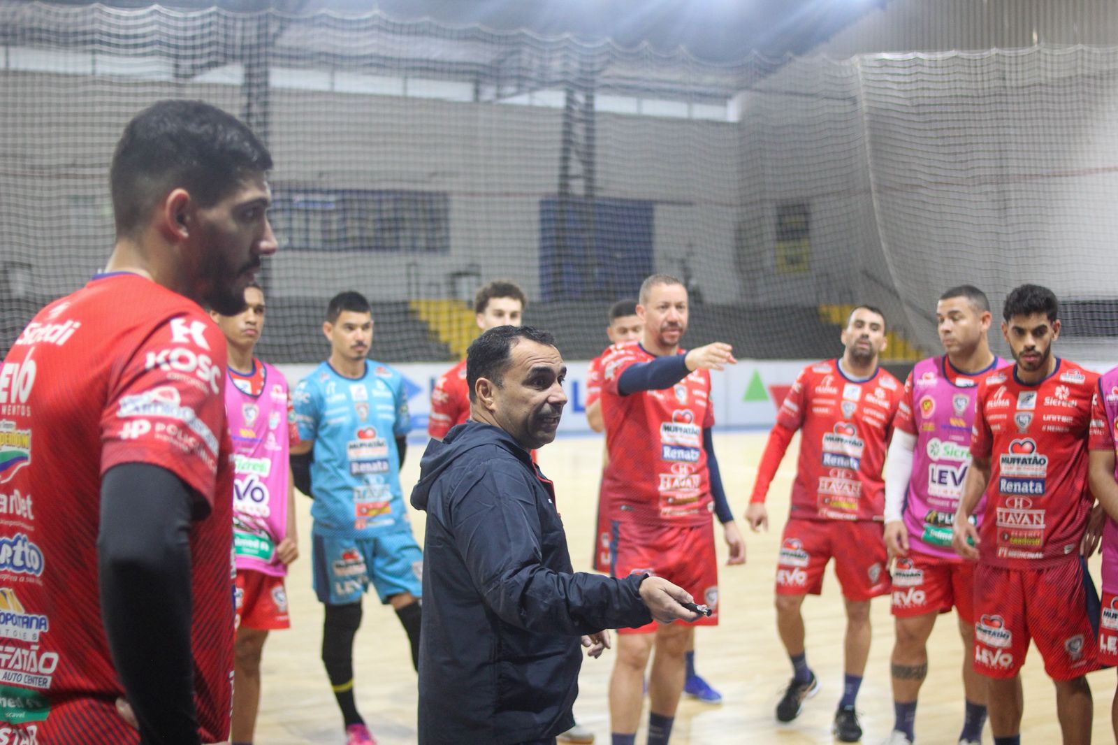 Partida entre Cascavel Futsal e Praia Clube terá torcida exclusiva e gratuita para mulheres e crianças, após punição imposta ao clube
