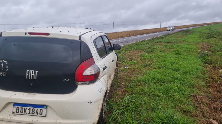 Carro roda na pista e quase capota em canteiro na BR-163