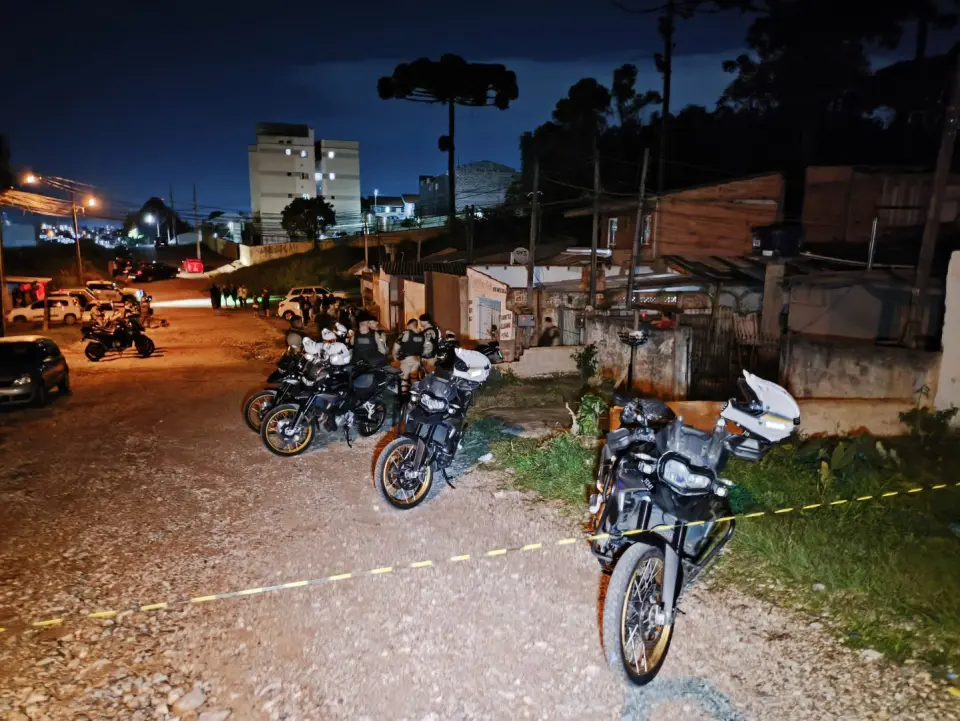 Suspeito reage a tiros e morre em beco durante ação da PM