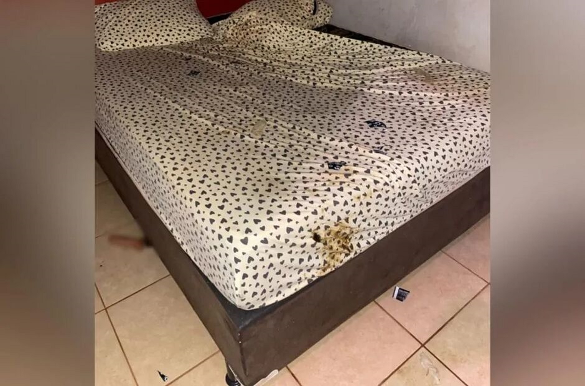 Homem invade casa noturna, usa consolo e espalha sujeira