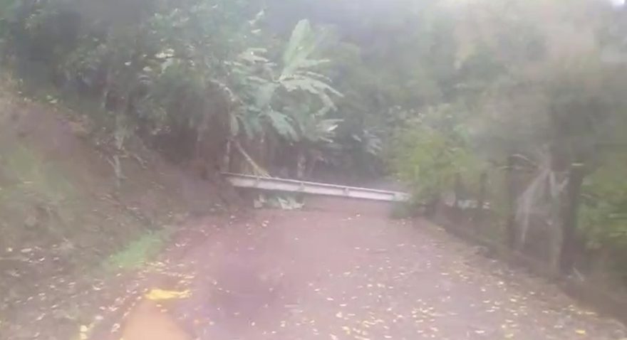 Poste energizado caído preocupa moradores em chácara no Rio do Salto