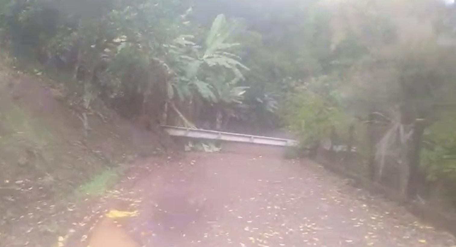 Poste energizado caído preocupa moradores em chácara no Rio do Salto