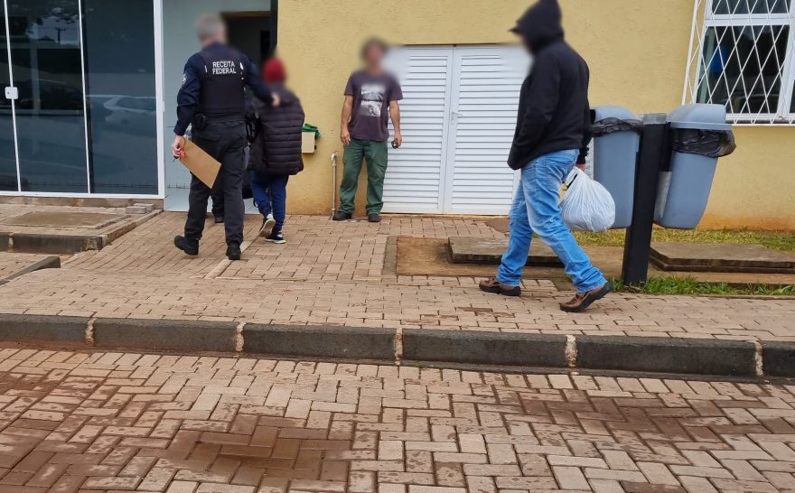 Com o filho de 10 anos no carro, pai é detido pela Receita Federal transportando haxixe
