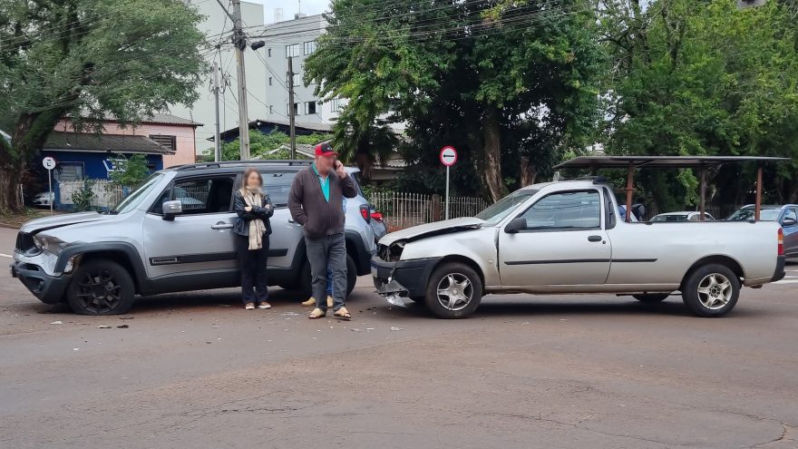 Courier e Renegade se envolvem em forte colisão de trânsito no Centro de Cascavel