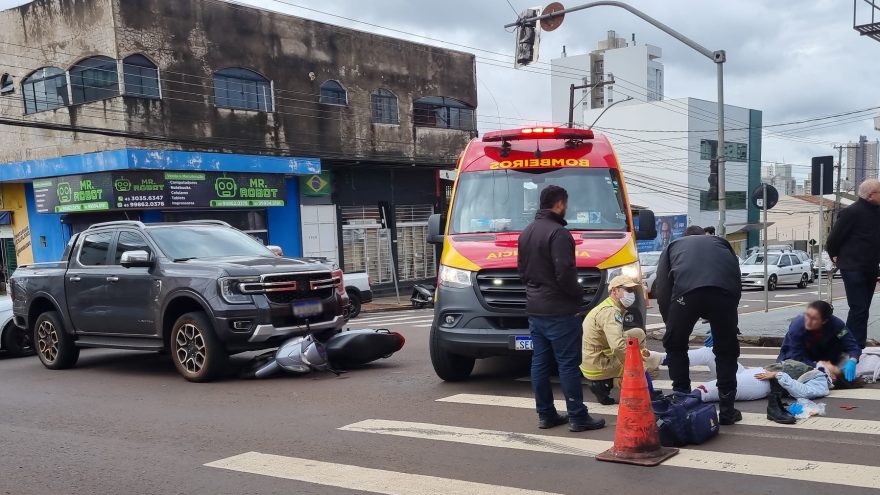 Mulher sofre ferimentos na perna e na cabeça após forte colisão entre Honda Biz e Ford Ranger