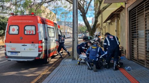 Expulso de casa após briga, homem apaga de frio na calçada do Centro Imagem referente a Expulso de casa após briga, homem apaga de frio na calçada do Centro