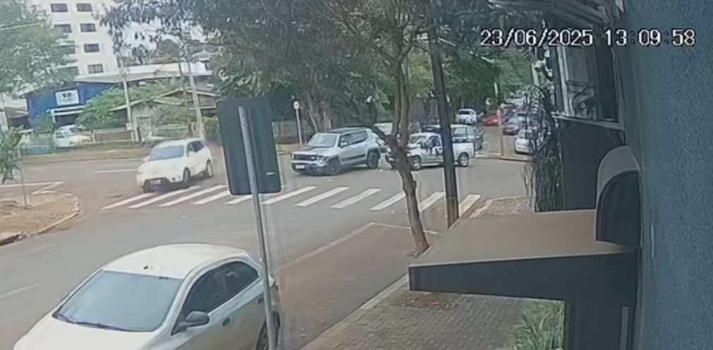 Câmera de segurança flagra acidente em cruzamento semafórico no Centro de Cascavel Câmera de segurança flagra acidente em cruzamento semafórico no Centro de Cascavel