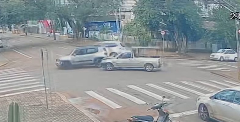 Por outro ângulo: Courier fura semáforo e atinge Renegade no Centro Por outro ângulo: Courier fura semáforo e atinge Renegade no Centro