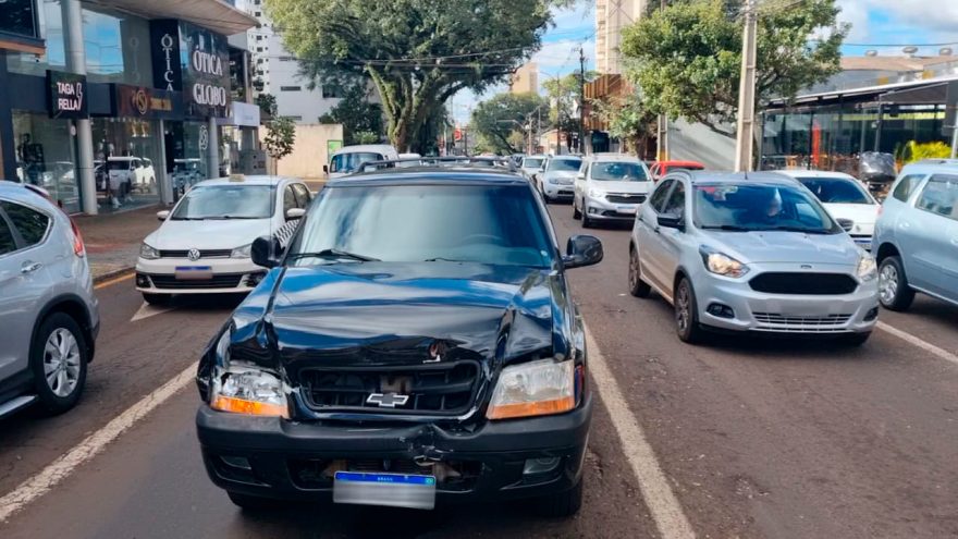 Acidente deixa trânsito complicado na Rua Paraná, no Centro de Cascavel