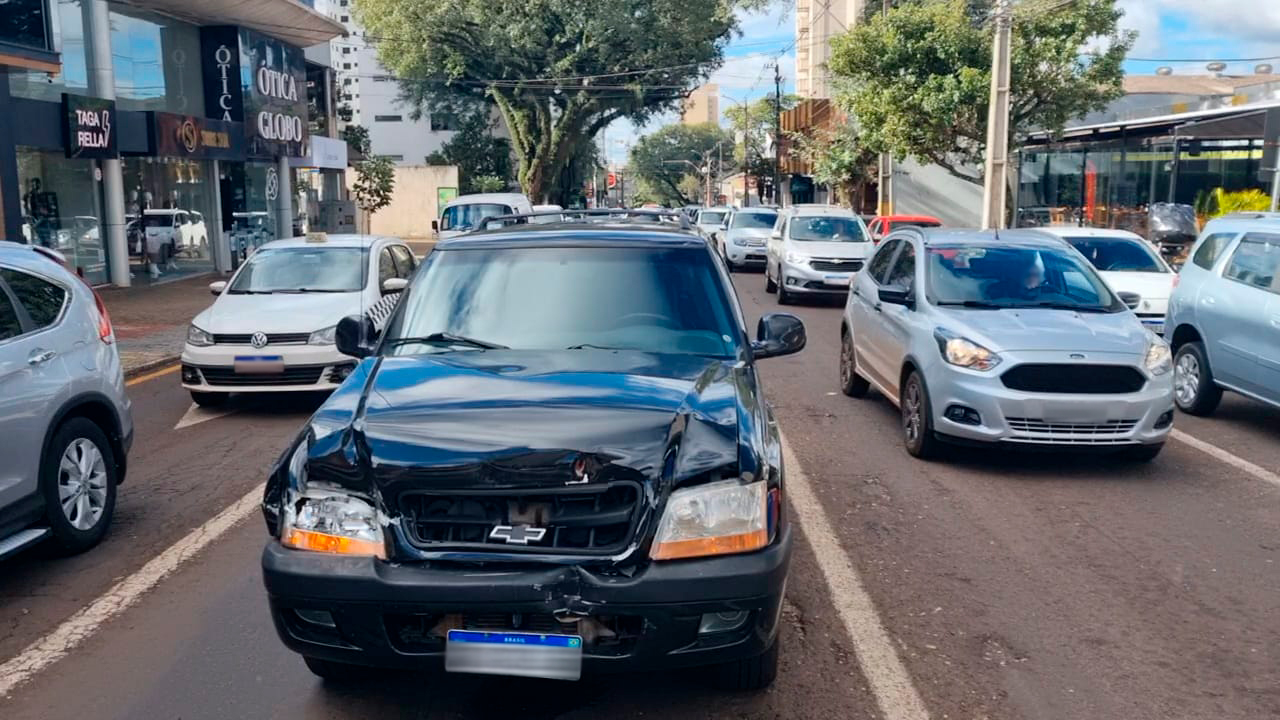 Acidente deixa trânsito complicado na Rua Paraná, no Centro de Cascavel Acidente deixa trânsito complicado na Rua Paraná, no Centro de Cascavel