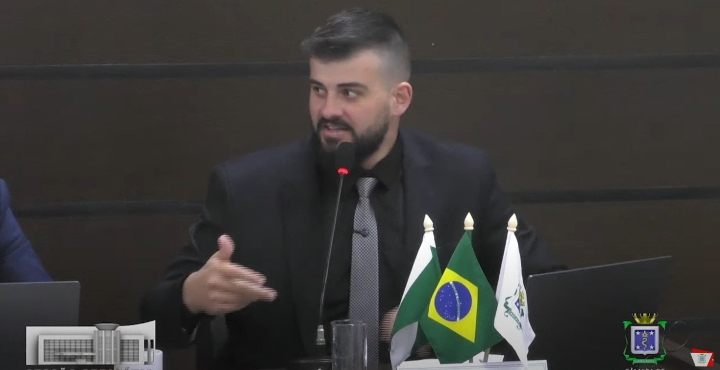 Fão do Bolsonaro dispara: "Basta de velhinhos endividados!" Fão do Bolsonaro dispara: "Basta de velhinhos endividados!"