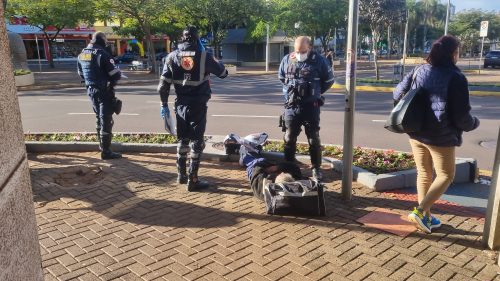 Mais um morador de rua é encontrado inconsciente no Centro e equipes do Samu são mobilizadas Imagem referente a Mais um morador de rua é encontrado inconsciente no Centro e equipes do Samu são mobilizadas