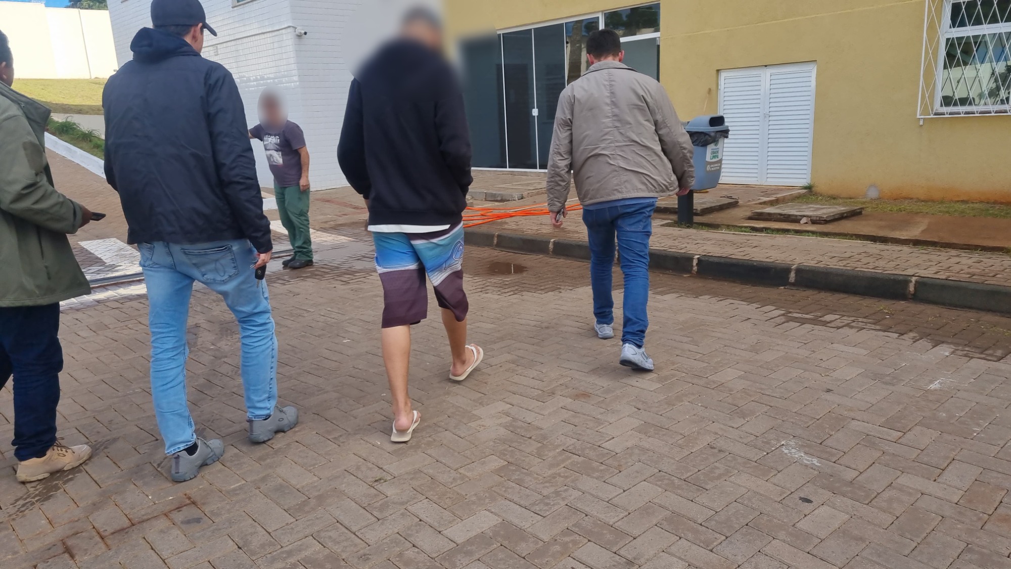 Adolescente é apreendido com bucha de cocaína no Bairro Santa Felicidade Adolescente é apreendido com bucha de cocaína no Bairro Santa Felicidade