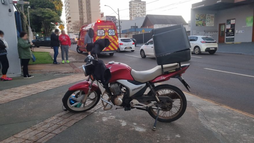 Motociclista sofre pancada na cabeça em colisão com carro no Centro