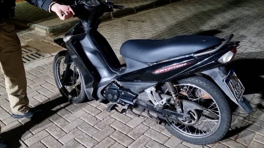 Mulher é flagrada com moto adulterada na BR-467