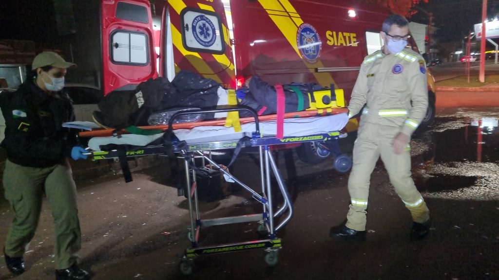 Pedestre é atropelada por motocicleta na Avenida Piquiri