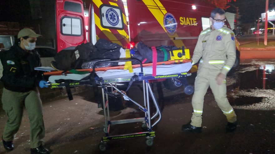 Pedestre é atropelada por motocicleta na Avenida Piquiri