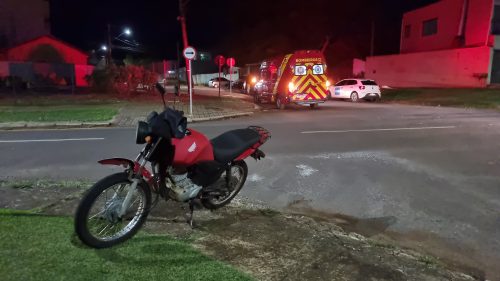 Rapaz fica ferido após acidente entre carro e moto na Rua Flamboyant em Cascavel Imagem referente a Rapaz fica ferido após acidente entre carro e moto na Rua Flamboyant em Cascavel