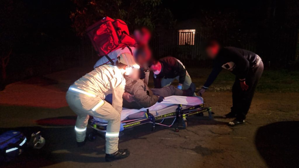 Ao desviar de cão, entregador cai da moto e fica ferido no Bairro Universitário