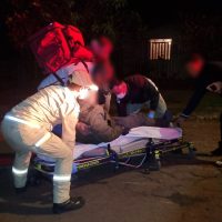 Imagem referente a Ao desviar de cão, entregador cai da moto e fica ferido no Bairro Universitário