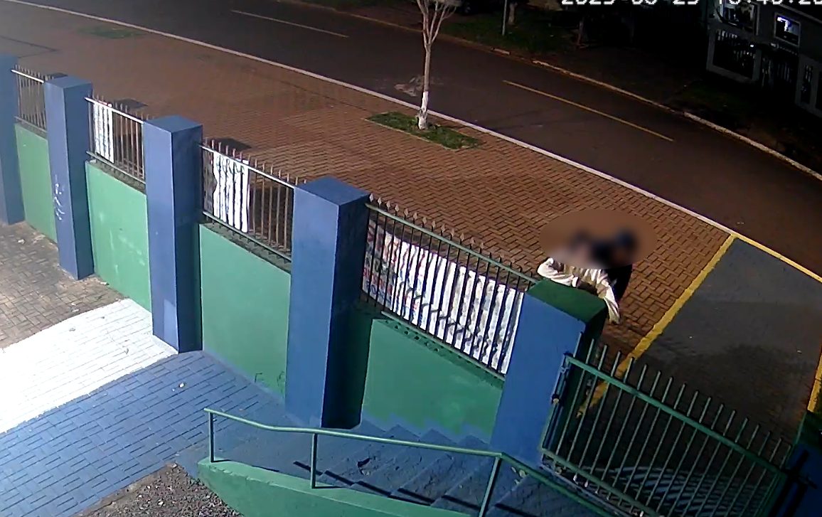 Jovens são flagrados invadindo pátio da Associação de Moradores do Bairro Periolo