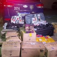 Imagem referente a GM apreende na rodoviária de Cascavel 200 maços de cigarro, 30 celulares e 150 perfumes
