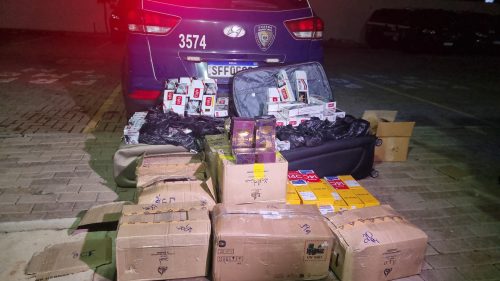 Imagem referente a GM apreende na rodoviária de Cascavel 200 maços de cigarro, 30 celulares e 150 perfumes