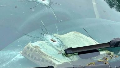 Imagem referente a Tiro direcionado a veículo atinge bíblia que estava aberta no painel