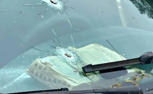 Tiro direcionado a veículo atinge bíblia que estava aberta no painel Imagem referente a Tiro direcionado a veículo atinge bíblia que estava aberta no painel