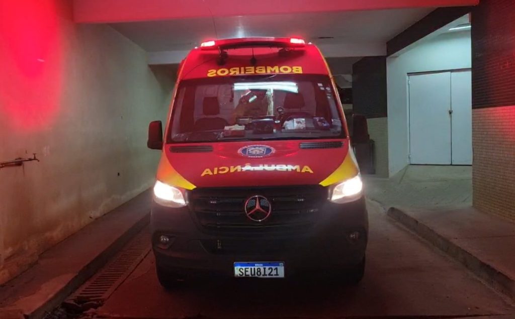 Jovem cai do 1º andar de prédio e é socorrida pelo Siate em Cascavel
