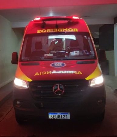 Jovem cai do 1º andar de prédio e é socorrida pelo Siate em Cascavel Imagem referente a Jovem cai do 1º andar de prédio e é socorrida pelo Siate em Cascavel