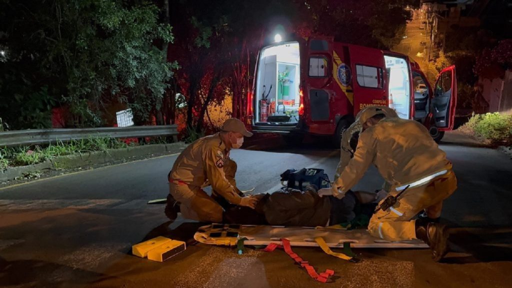 Ciclista desce ladeira, bate em dois carros e fica gravemente ferido