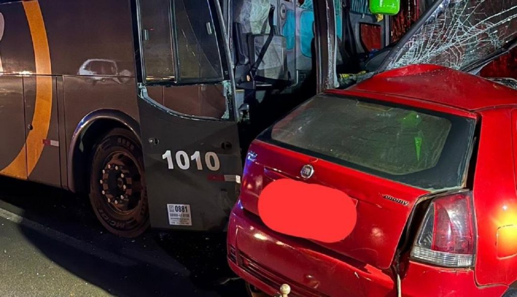 Tragédia na PR-466: colisão entre ônibus e Fiat Palio mata mulher de 21 anos