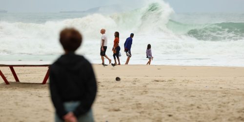 Imagem referente a Temperatura cai no Rio, com ventania e mar de ressaca