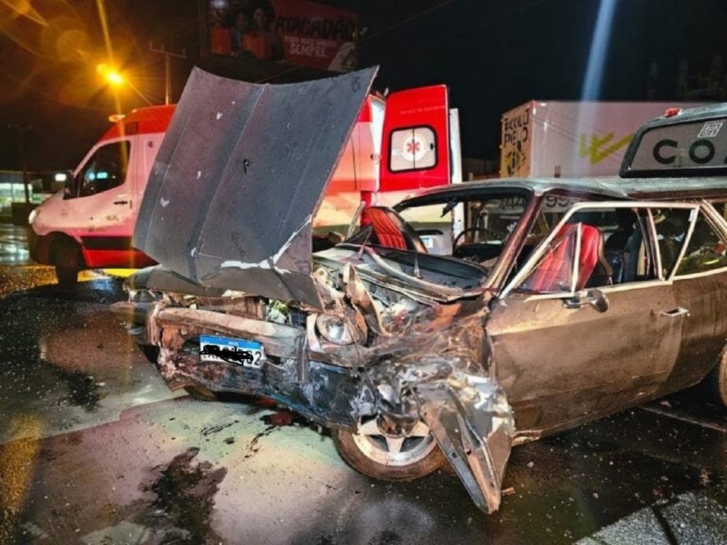 Motorista fica ferido após bater carro e veículo pegar fogo em Maringá
