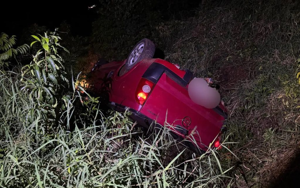 Montana capota após cair em barranco na PR-182 e motorista escapa com ferimentos leves