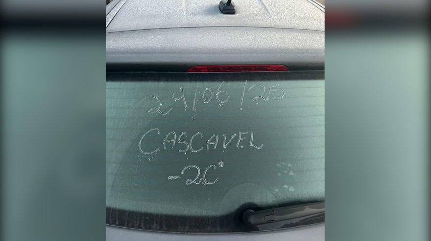 Gelo toma conta dos carros e moradores encaram -2,4ºC na manhã gelada