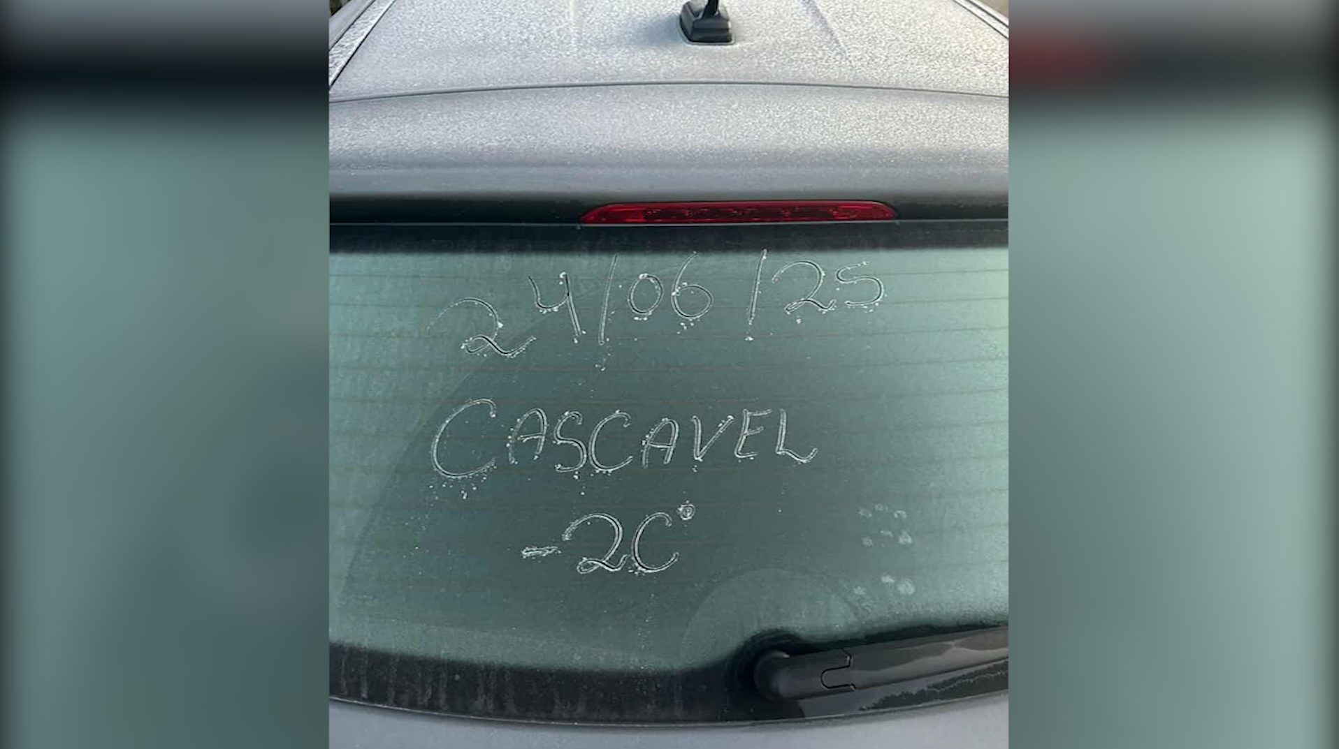 Gelo toma conta dos carros e moradores encaram -2,4ºC na manhã gelada Gelo toma conta dos carros e moradores encaram -2,4ºC na manhã gelada