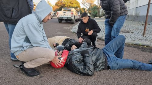 Duas pessoas ficam feridas em colisão entre carro e moto no Bairro Maria Luiza Imagem referente a Duas pessoas ficam feridas em colisão entre carro e moto no Bairro Maria Luiza