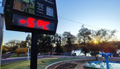 Imagem referente a Geada muda paisagem de Cascavel, que registra -5°C no Lago Municipal
