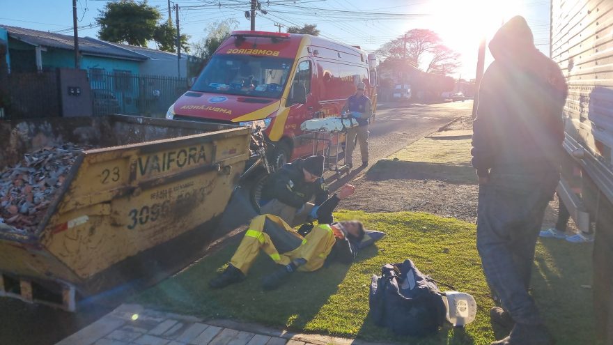 Adolescente fica ferido ao colidir bicicleta contra caçamba de entulhos no Cascavel Velho