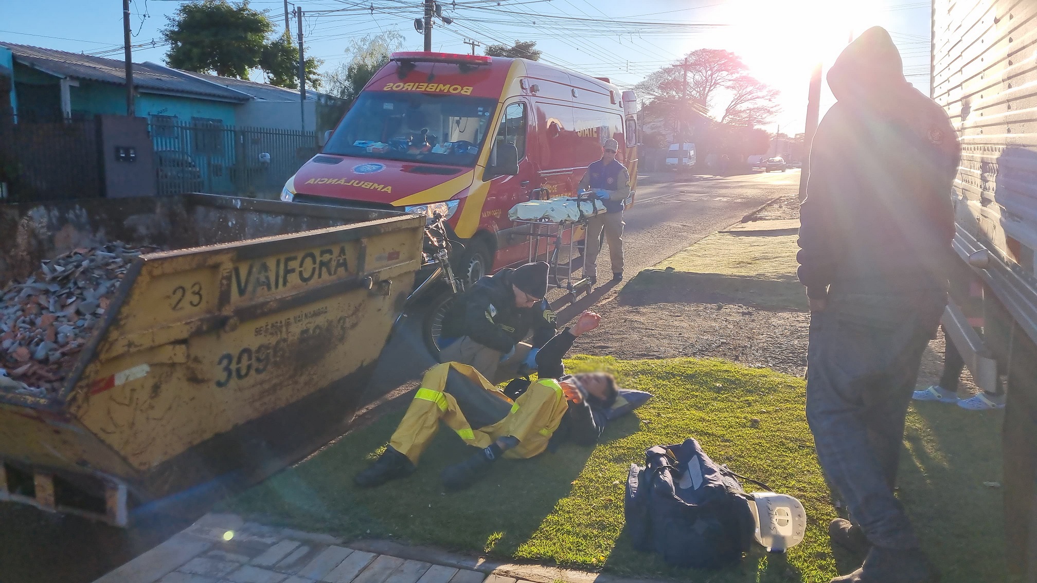 Adolescente fica ferido ao colidir bicicleta contra caçamba de entulhos no Cascavel Velho Adolescente fica ferido ao colidir bicicleta contra caçamba de entulhos no Cascavel Velho