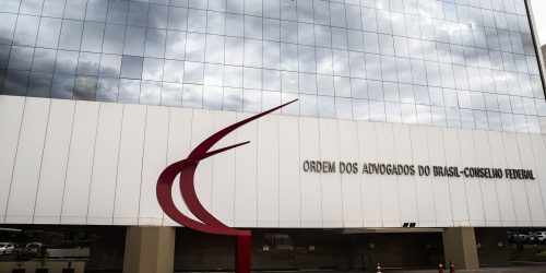 OAB proíbe inscrição de candidatos condenados por crimes raciais Imagem referente a OAB proíbe inscrição de candidatos condenados por crimes raciais