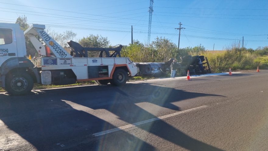 Início da remoção de carreta tombada mobiliza guincho e pode interditar BR-163 em Cascavel nesta terça-feira