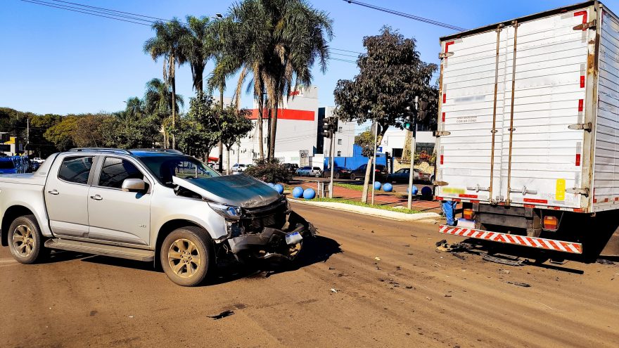 Parte frontal de caminhonete fica destruída após colisão com caminhão na Rua Paraná